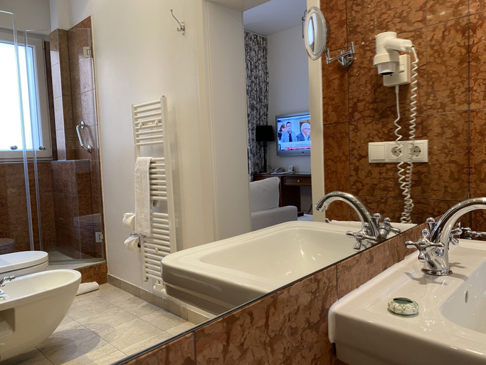 Bathroom 5, Hotel Deutscher Kaiser, Nürnberg