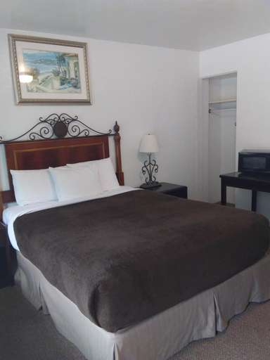 Bedroom 3, Bay Bridge Motel, Coos