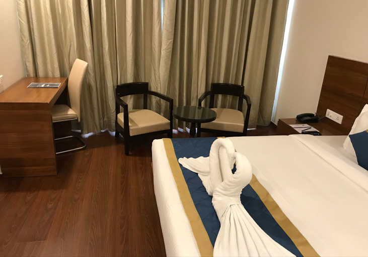 Bedroom 3, Heaven View Clarks Inn , Kanpur Nagar