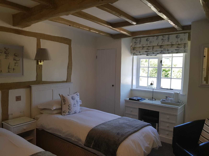 Bedroom 2, Random Hall Hotel, West Sussex