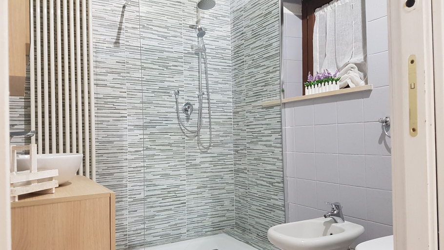 Bathroom 5, Palazzo Ponte Pietra, Verona
