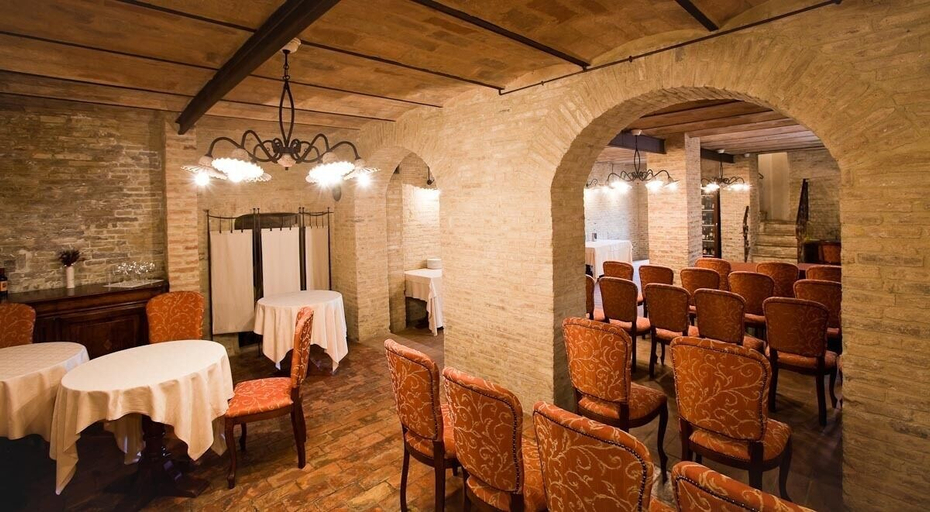 Food & Drinks 5, Castello Montegiove, Pesaro E Urbino