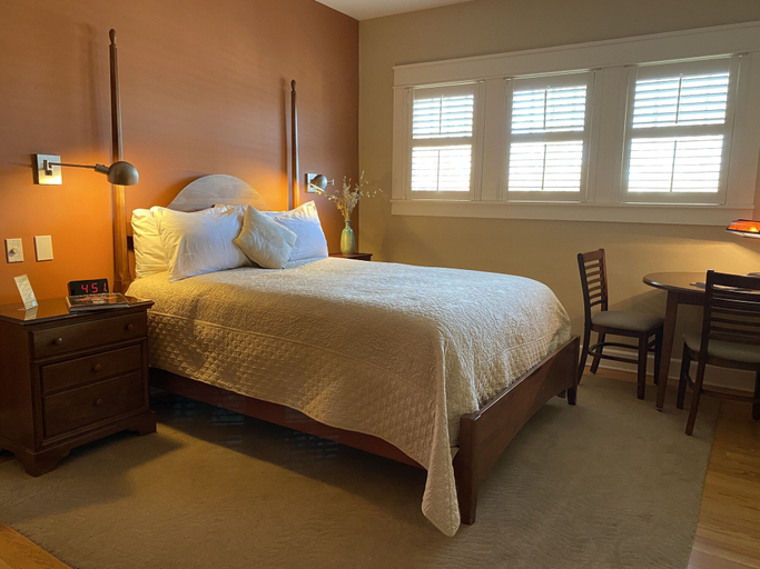 Bedroom 2, Showers Inn, Monroe
