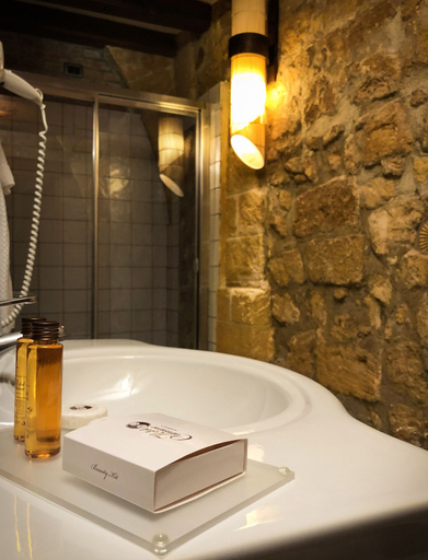 Bathroom 5, Hotel Carmine, Trapani