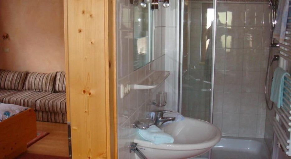 Bathroom 3, Happy Camp, Reutte
