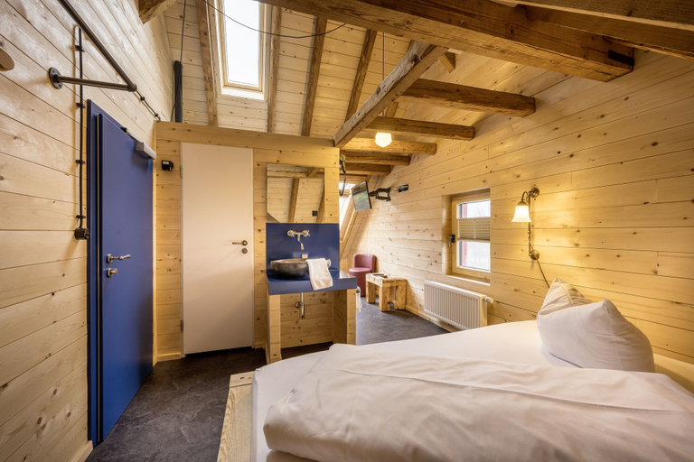 Bedroom 3, Landgasthof Kreuz, Konstanz