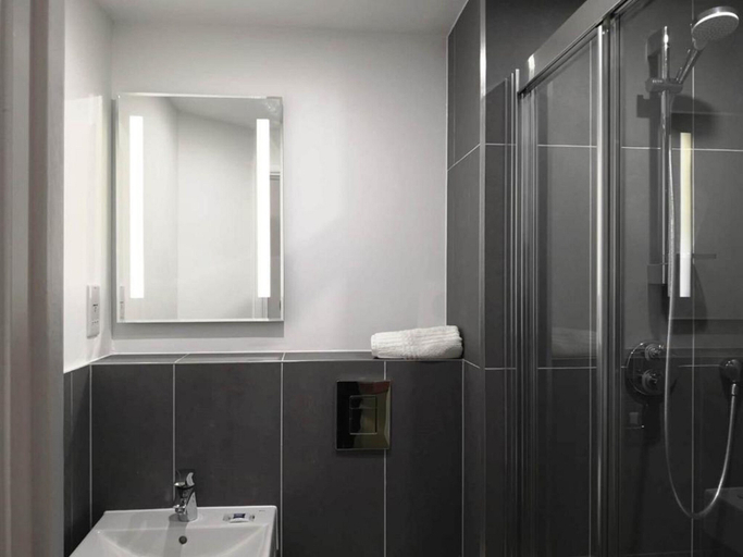Bathroom 5, ibis budget Leicester, Leicestershire