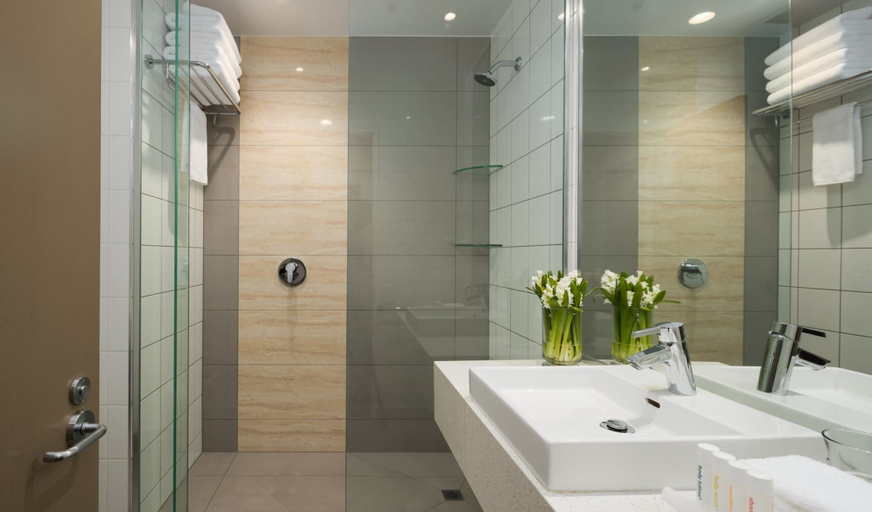 Bathroom 5, Rydges Auckland, Waitakere