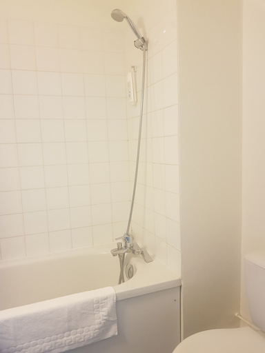 Bathroom 3, ibis Budget Lorient Hennebont, Morbihan