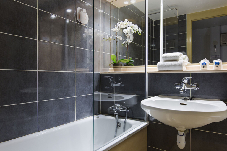 Bathroom 4, Comfort Hotel Grenoble Meylan, Isère