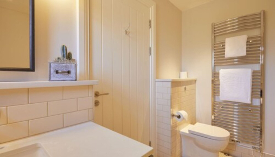 Bathroom 5, The Swan at Streatley, West Berkshire