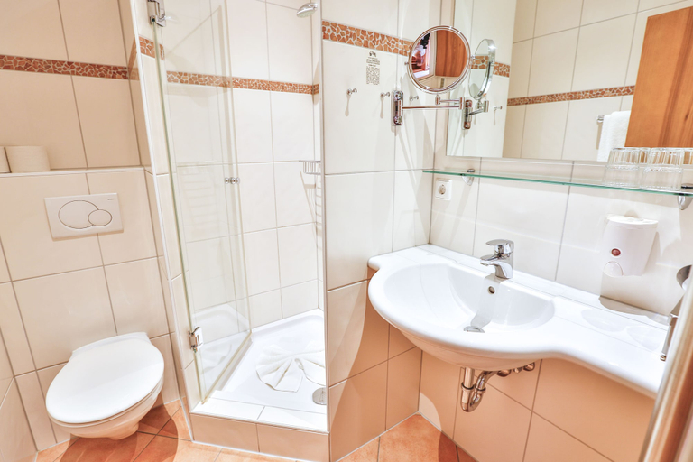 Bathroom 4, Hotel Restaurant zum Ochsen, Breisgau-Hochschwarzwald