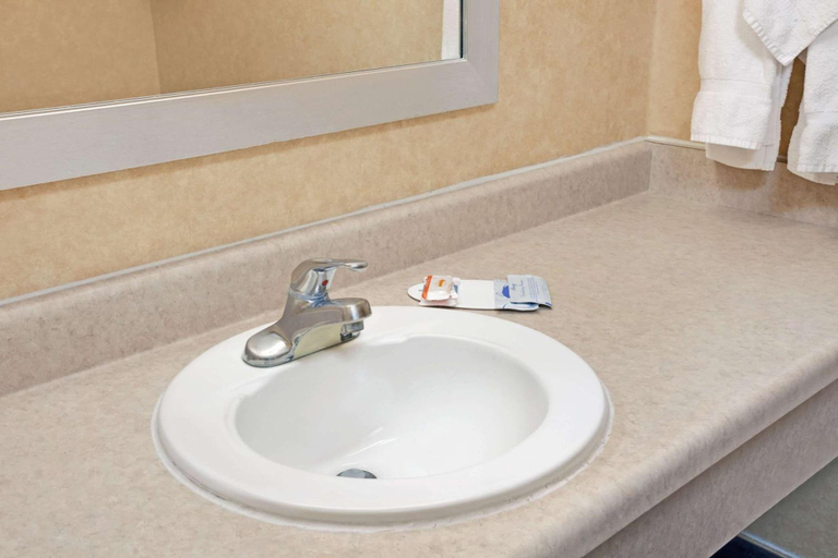 Bathroom 4, Buena Park Inn, Orange
