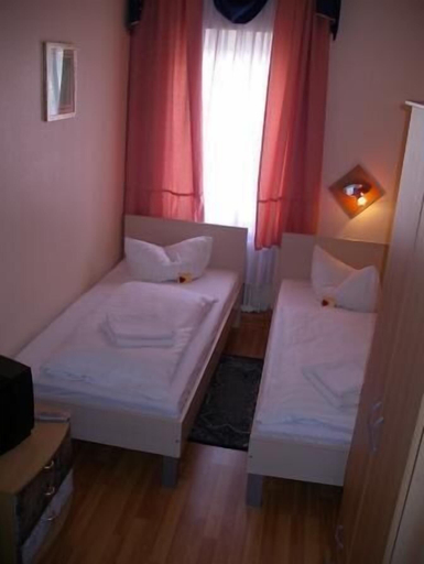 Bedroom 4, Hotel garni Djaran, Offenbach am Main