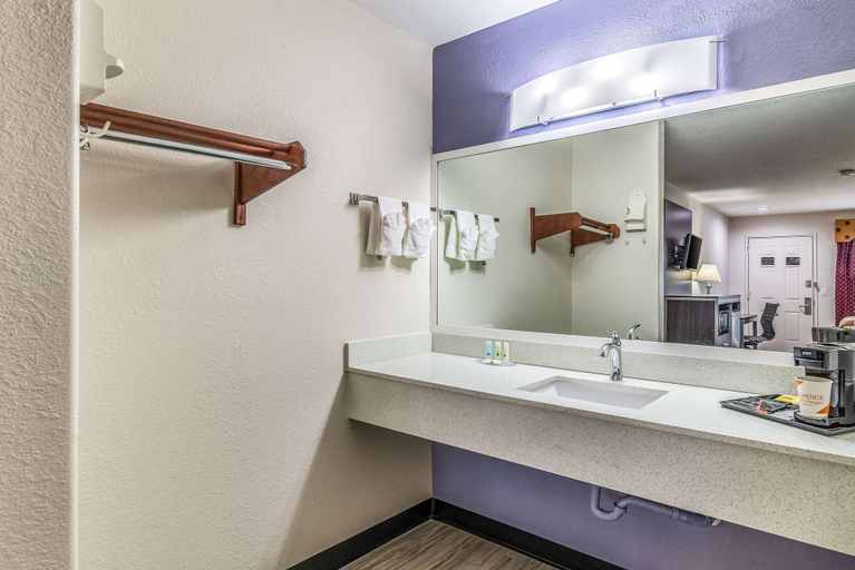 Bathroom 4, Quality Inn & Suites Canton, Van Zandt