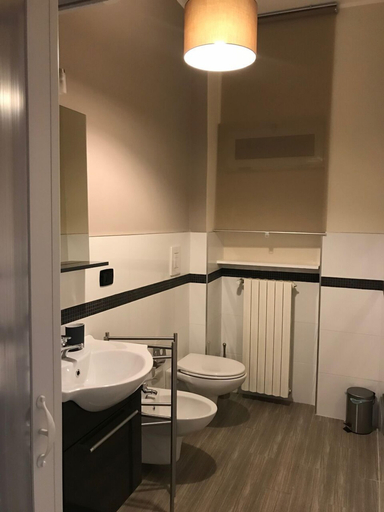 Bathroom 5, Raya 28, Bari