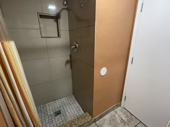 Bathroom 5, New Corral Motel, San Bernardino