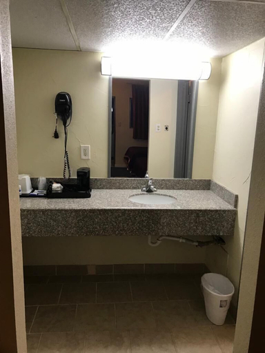 Bathroom, Budget Inn, Ochiltree