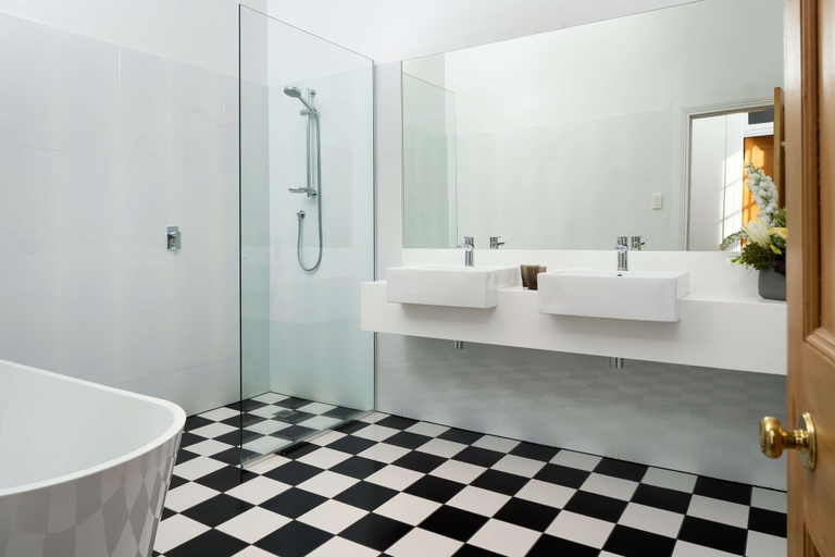 Bathroom 5, Rydges Hobart, Hobart