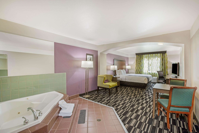 Bathroom 4, La Quinta Inn & Suites by Wyndham Modesto Salida, Stanislaus