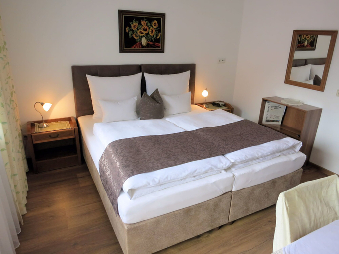 Bedroom 4, Gästehaus Burgi, Schwaz