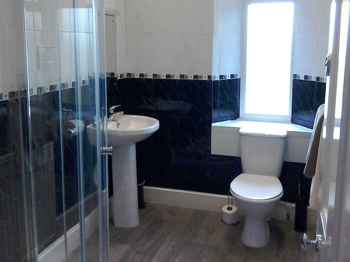 Bathroom 2, Harepath Holidays Limited, Devon
