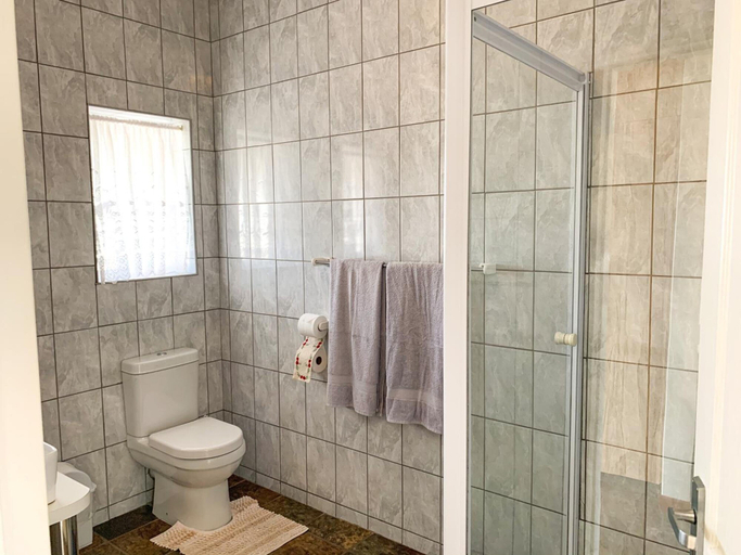 Bathroom 4, Marina Martinique B and B, Cacadu