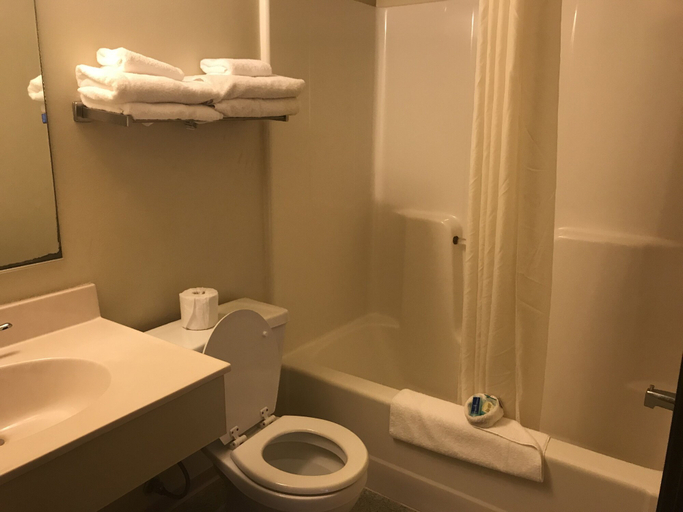 Bathroom, Smart Choice Inn, Aurora