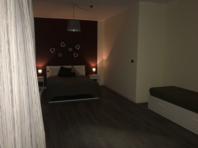 Bedroom 4, Raya 28, Bari
