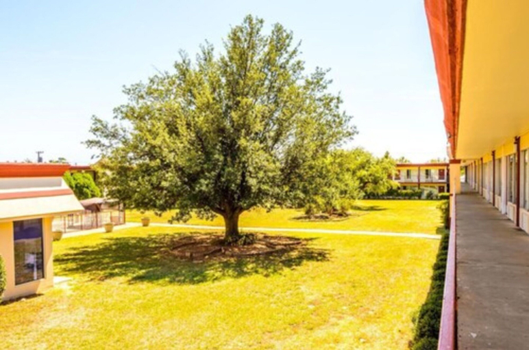 Exterior & Views 2, Executive Inn Hotel & Conference Centre, Comanche