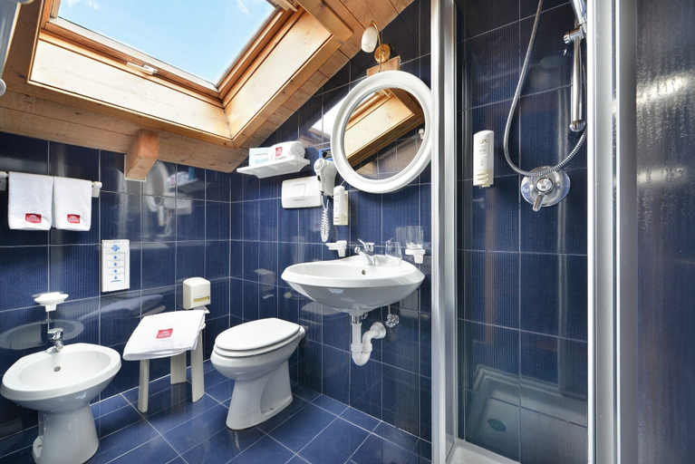 Bathroom 4, Hotel Astra, Sondrio