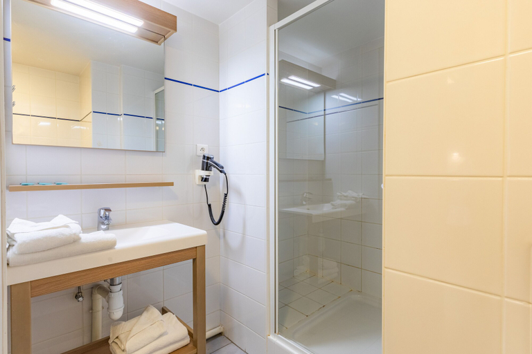 Bathroom 4, Appart'City Confort Strasbourg Centre, Bas-Rhin