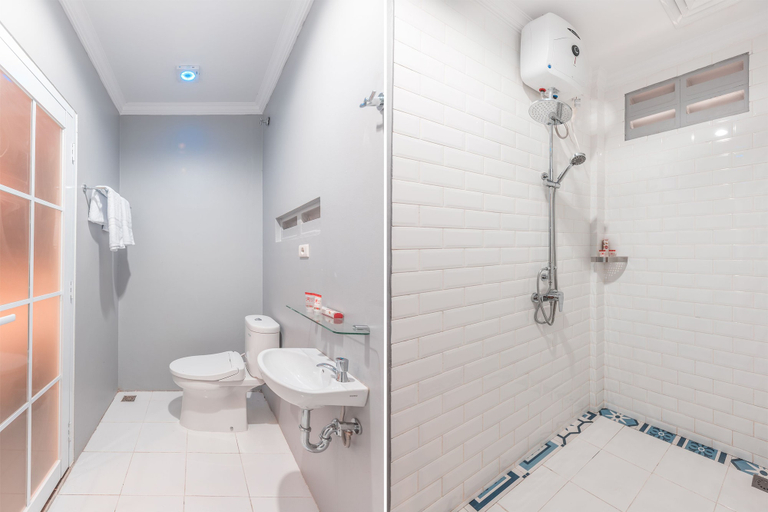 Bathroom 3, Capital O 371 Kwitang Guest House, Jakarta Pusat
