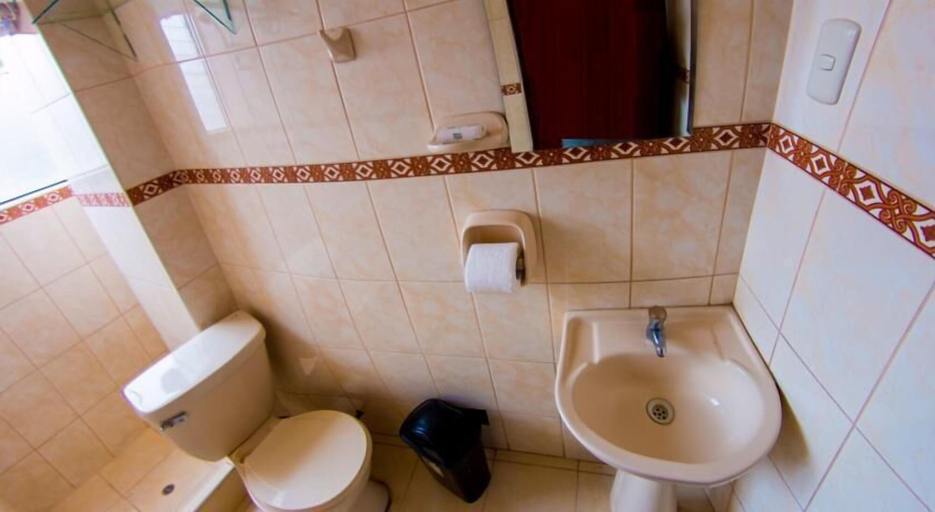 Bathroom 2, Yupanqui Apartments, Cusco