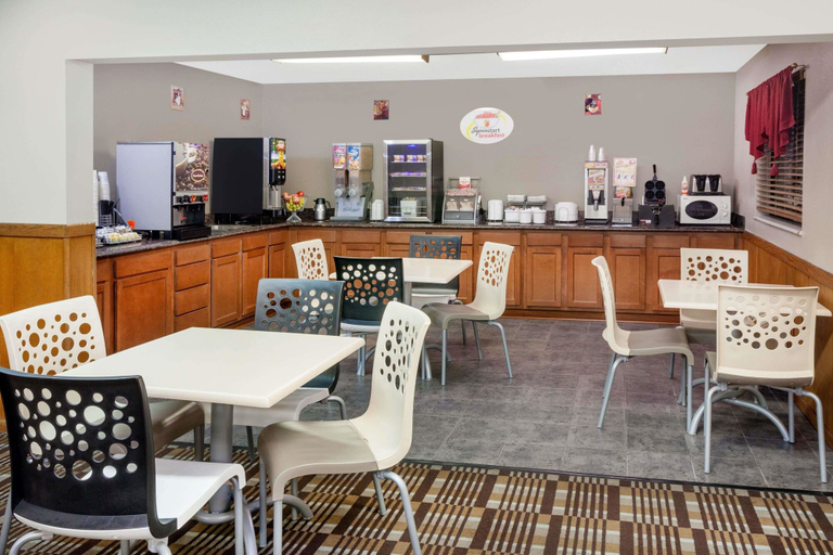 Food & Drinks 5, Super 8 by Wyndham Muscatine, Muscatine