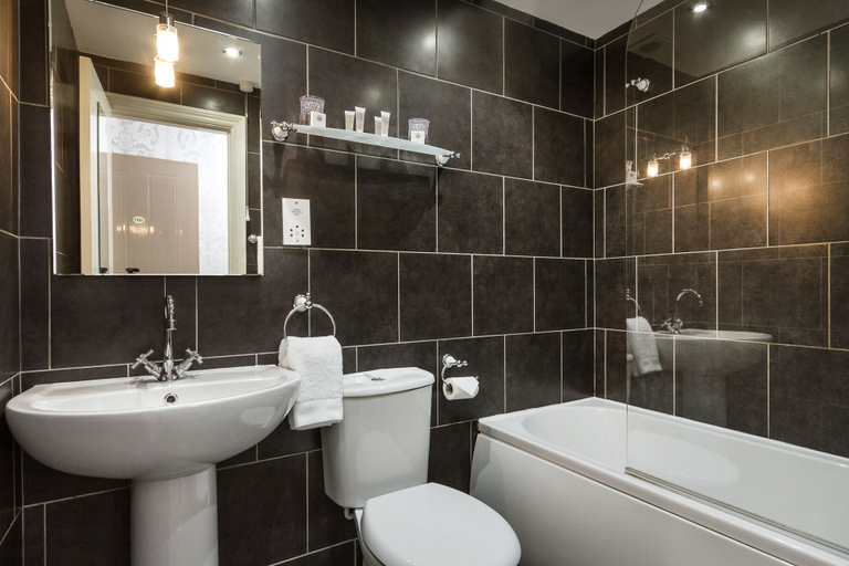 Bathroom 4, Lincoln House Hotel, Cardiff