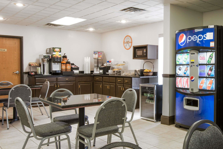 Food & Drinks 5, Howard Johnson by Wyndham Beckley, Raleigh
