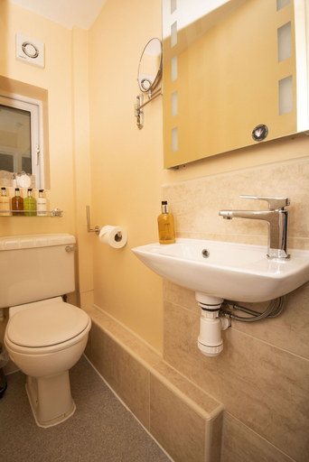 Bathroom 4, Bridleways Guest House & Holiday Homes, Nottinghamshire