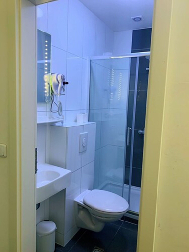 Bathroom 5, Hotel Tempelhof - City-Messe-Arena, Köln