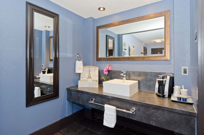 Bathroom 4, Centro Motel, Division No. 6