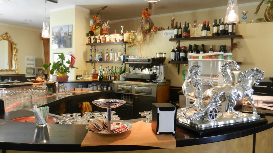 Food & Drinks 5, Eolian Residence, Messina