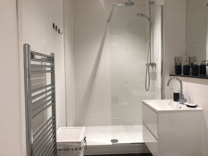 Bathroom 3, Cosy One Bedroom Apartment By Creatick, Reading