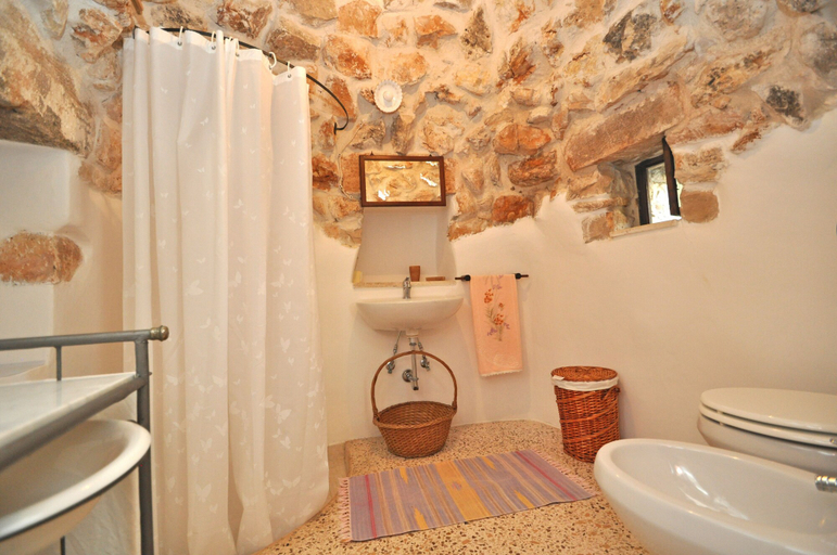 Bathroom 3, Trullo dei Beneficati, Lecce