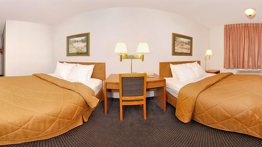 Bedroom 2, Quality Inn & Suites Sturgeon Bay, Door