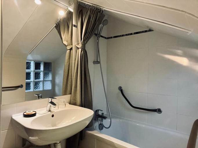 Bathroom 4, Hôtel Le Patio, Calvados