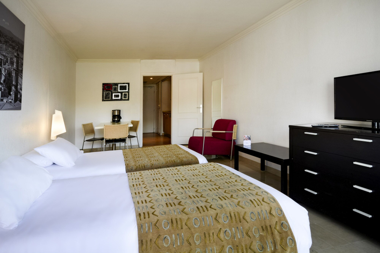 Bedroom 3, Aparthotel Adagio Nice Promenade des Anglais, Alpes-Maritimes