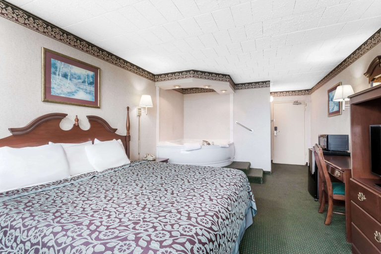 Bedroom 3, Days Inn by Wyndham Tannersville, Monroe