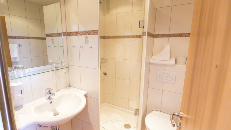 Bathroom 4, Hotel Restaurant zum Ochsen, Breisgau-Hochschwarzwald