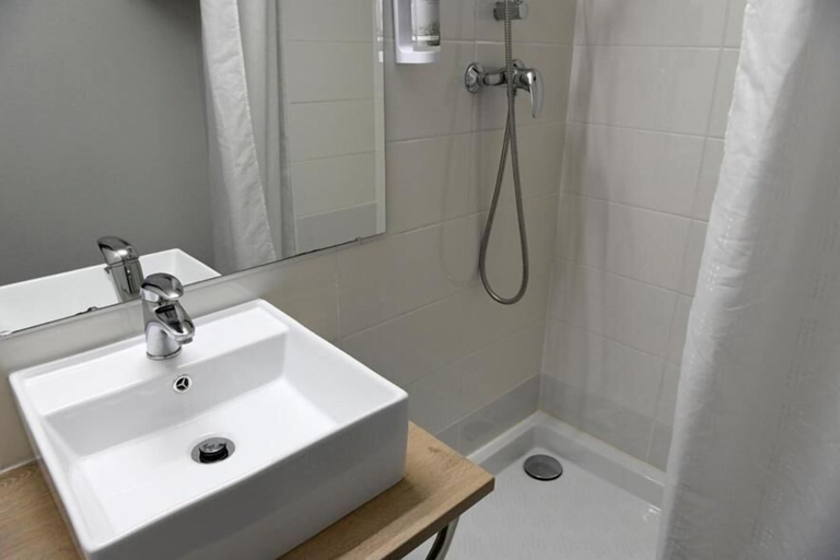 Bathroom 4, Brit Hotel Clermont L'Herault, Hérault