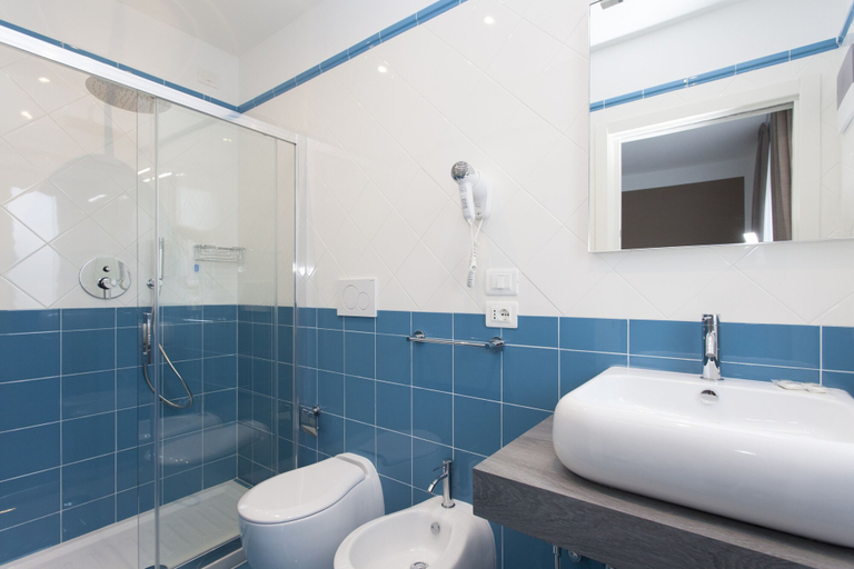 Bathroom 5, Hotel Greif, Venezia